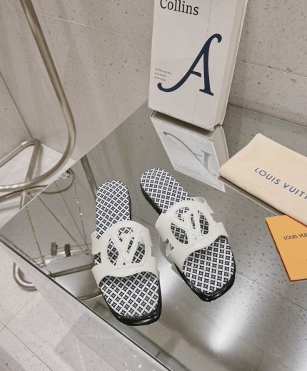 LV Slippers-Sandals 124475