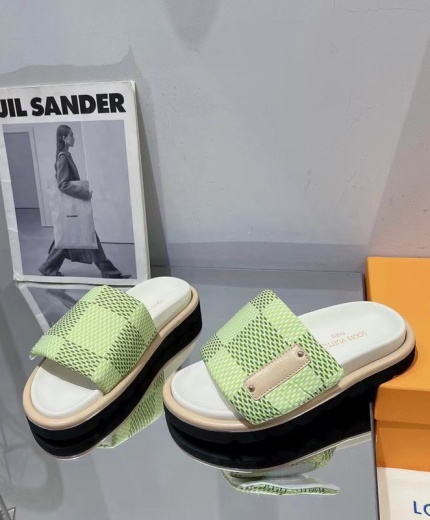 LV Slippers-Sandals 124616