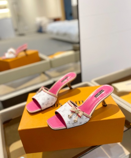 LV Slippers-Sandals 136035