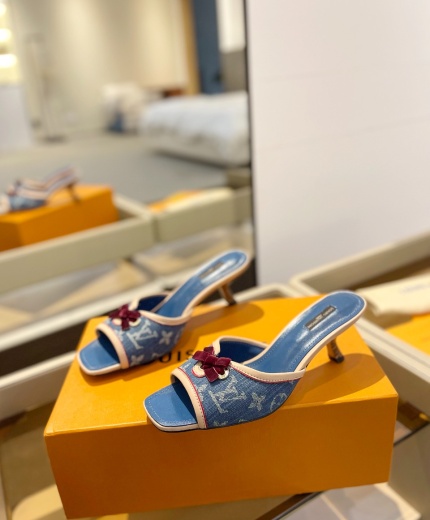 LV Slippers-Sandals 136036
