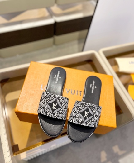 LV Slippers-Sandals 136037