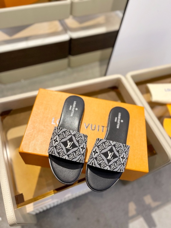 LV Slippers-Sandals 136037