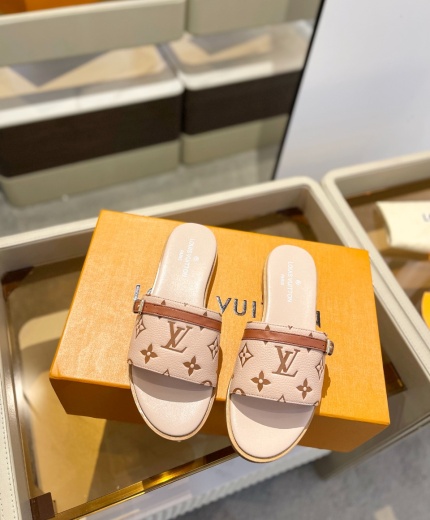 LV Slippers-Sandals 136040