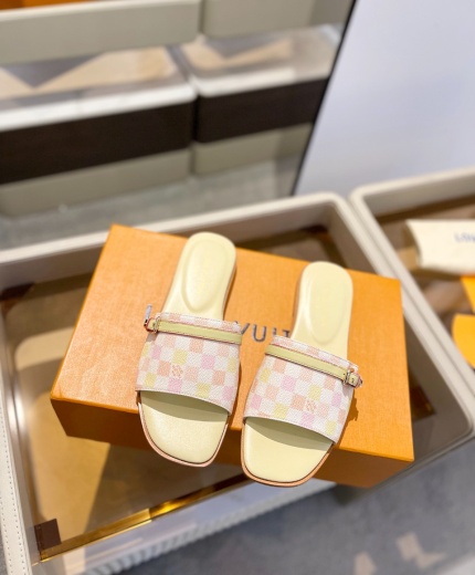 LV Slippers-Sandals 136041