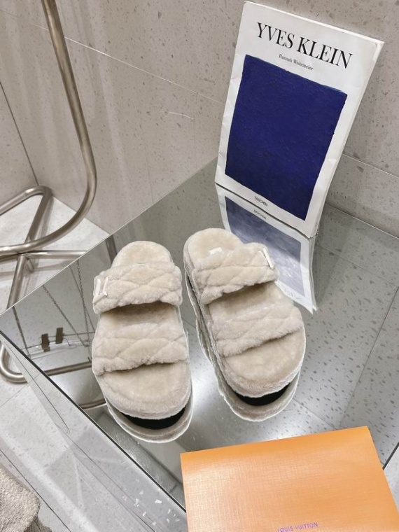 LV Slippers-Sandals 139313