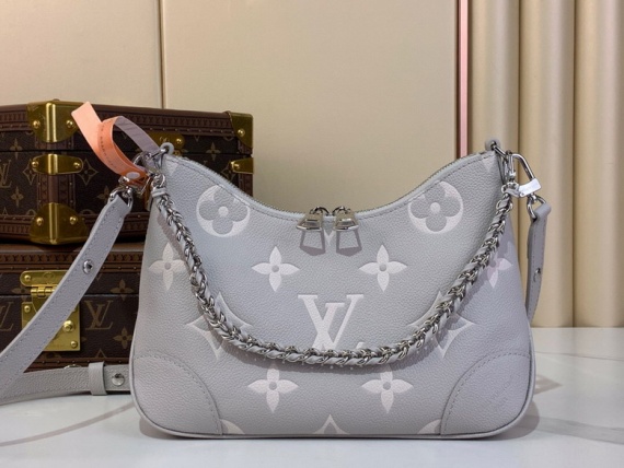 LV Bag M14211